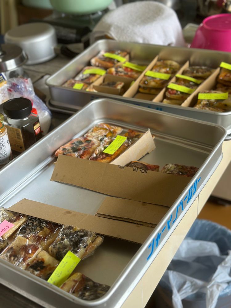 大きなパン用のバット4枚いっぱいに能登の食材を使ったピザを詰め込んで、この前の大雨の影響でまだ道が通れるかどうかもわからない中で能登に向かう。
