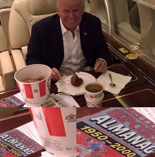 Montaje de Trump en un avión comiendo pollo KFC mientras en un extremo de la mesa asoma ligeramente el almanaque deportivo de la película Regreso al Futuro.