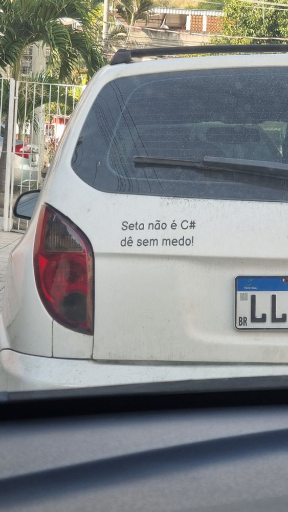 Foto de carro com adesivo dizendo "seta não é cu, dê sem medo" 