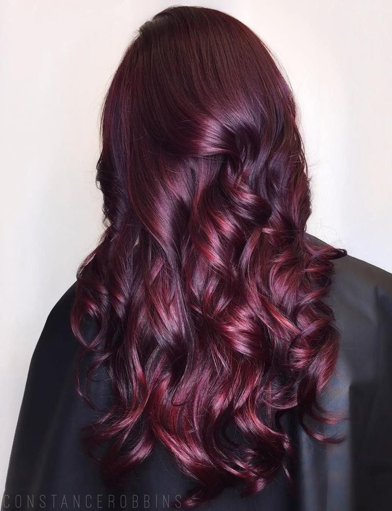Foto de cabelo longo ondulado na cor identificado como marsala escuro