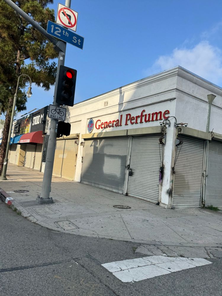 Storefront with a sign saying “GENERAL PERFUME”