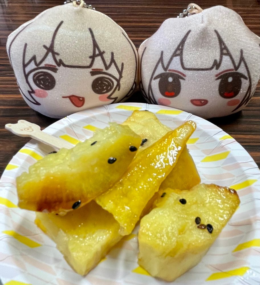 名取さなさんのグッズ、みちもちとさなぬいみちもちが、大学芋を前にご機嫌の様子。