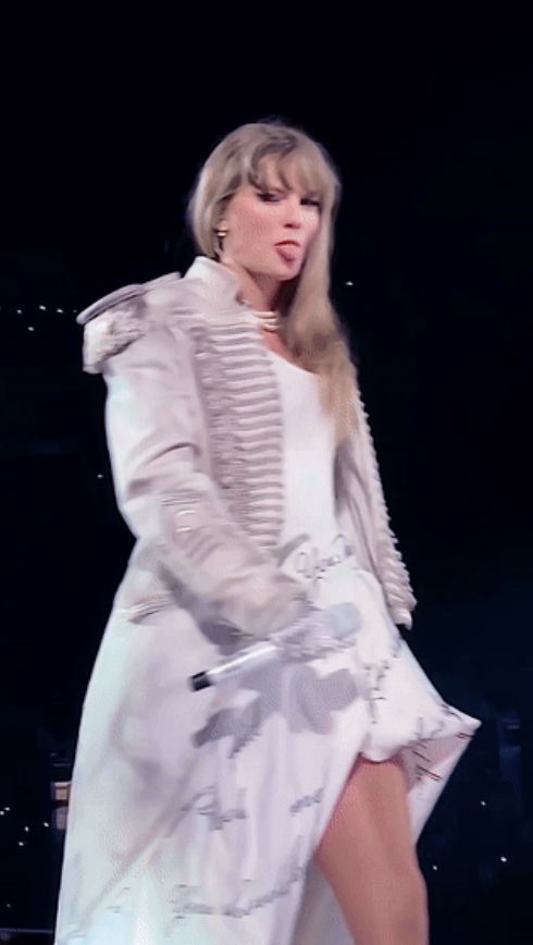 taylor sticking out her tounge while performing ttpd set