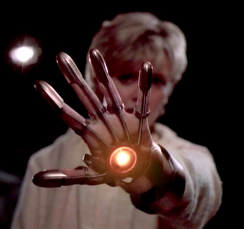 Sam is using a Goa’uld hand device. There are a few people I’d love to zap with that 🤔 