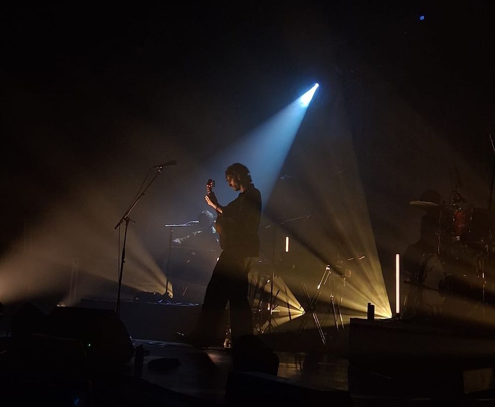 Tamino no palco com um violão 