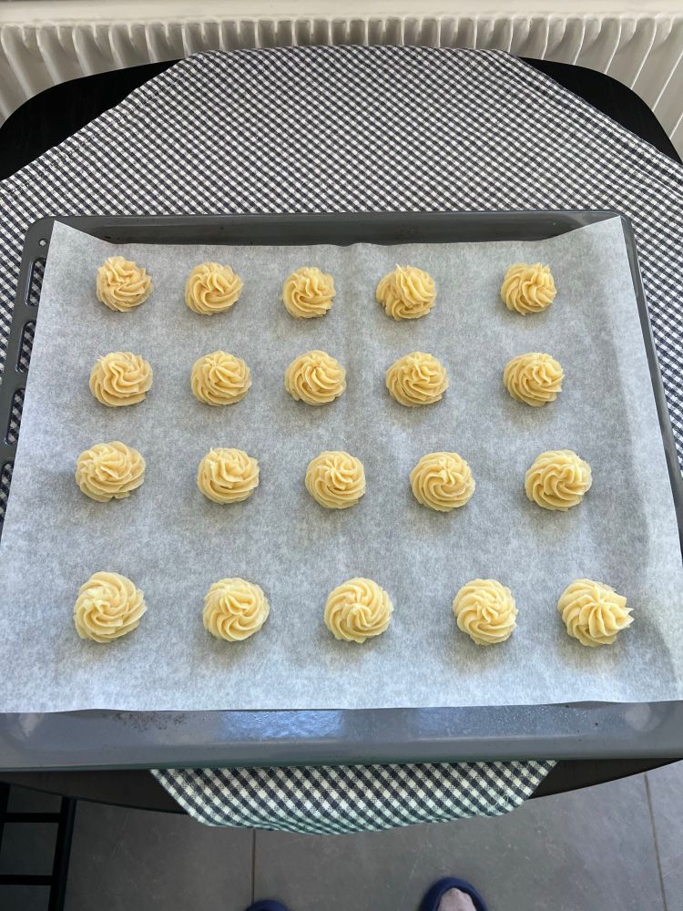 Ein Foto von Windbeutel die gleich in den Ofen wandern