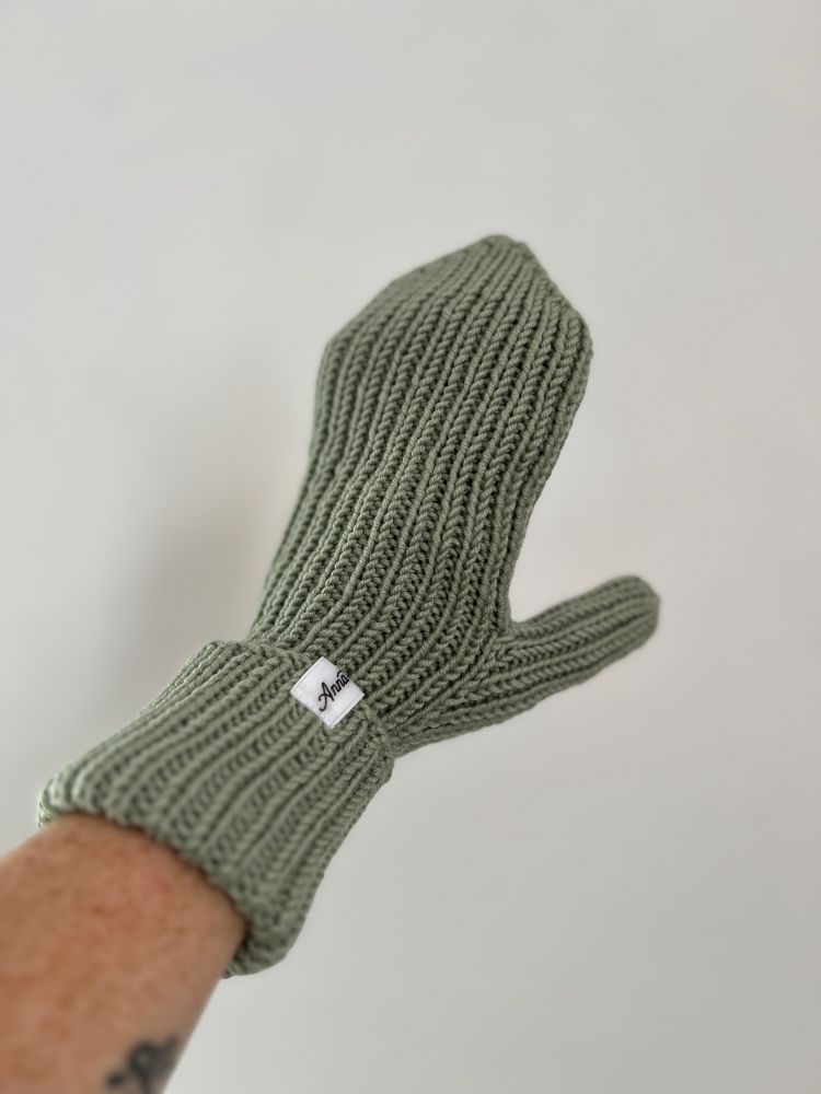 Gestrickte Handschuhe im Rippenmuster in einem schönen Eukalyptus Grün