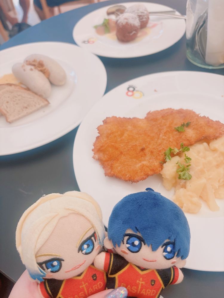 白ソーセージ、シュニッツェル、バニラクワークボール、ビールを注文！写真上はプレッツェルのところがパンだったり、少しずつ違うのかも？じゃがいも(手前のポテト)が絶妙に酸味入っててさすがwってなった笑
注文してる時、イケおじがとってくれたんだけど「お前一人でそんな食うんか」って雰囲気出されたもちろん完食しました！！🫶