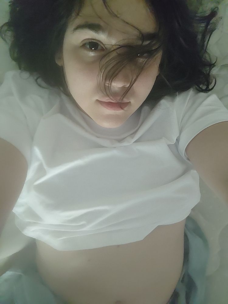 Elle looking a bit sleepy and disheveled in bed but still pretty cute someone should kiss her about it