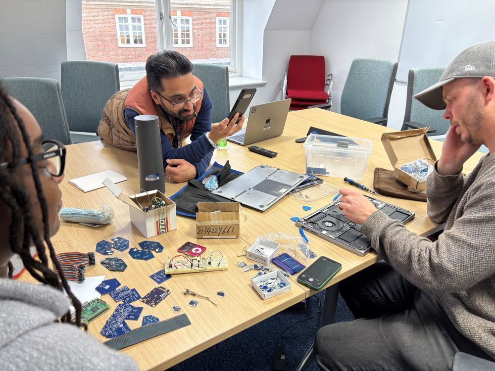 Filming of the cover removal of the Macbook on a conference table