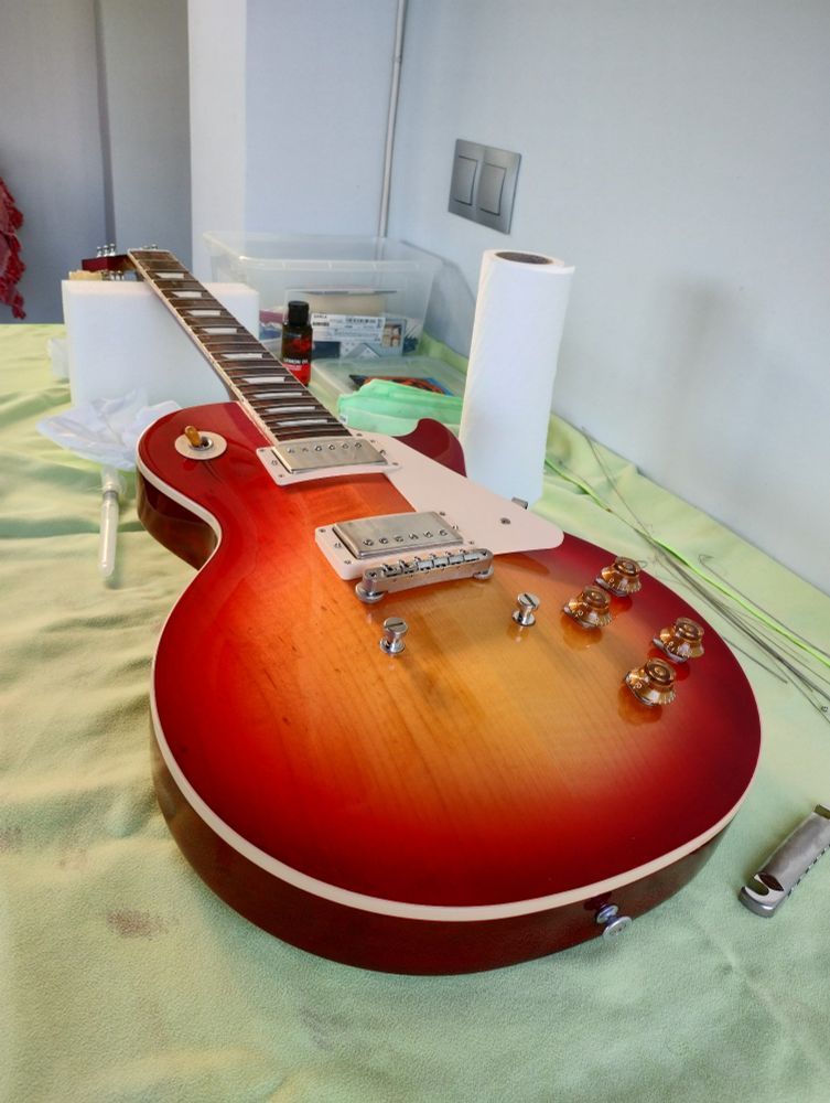 Guitarra eléctrica sin cuerdas.