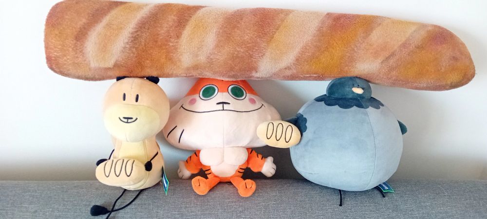 Plushs of Pépin, Biscotte and a really fat and round Boing, under a big baguette plush.