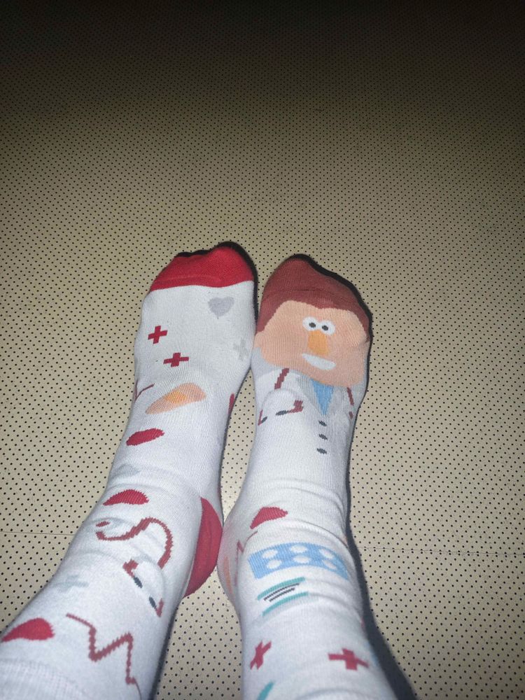 Bunte Socken mit medizinischen Motiven