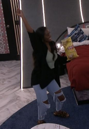 BB24 Taylor dancing while holding a bag of chips 