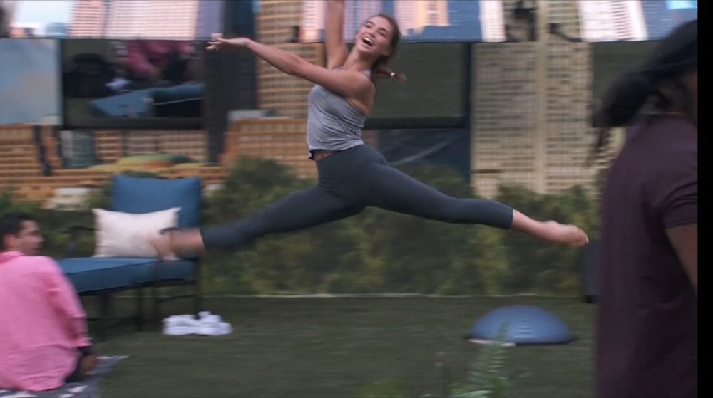 BB27 Lauren doing a jumping split in the backyard 