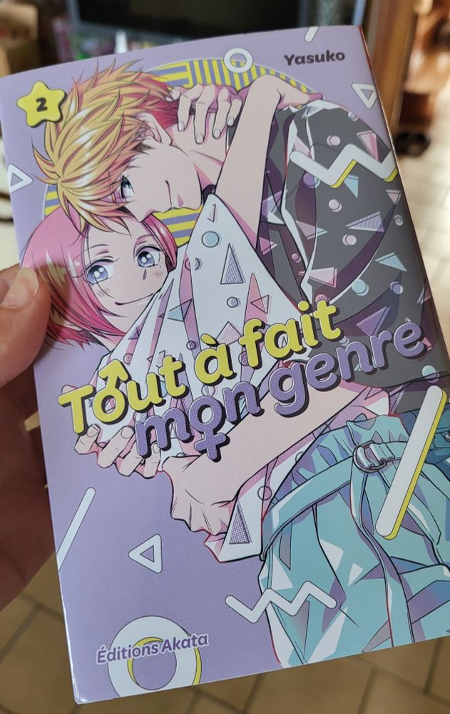 Moi tenant le tome 2 de Tout à fait mon genre