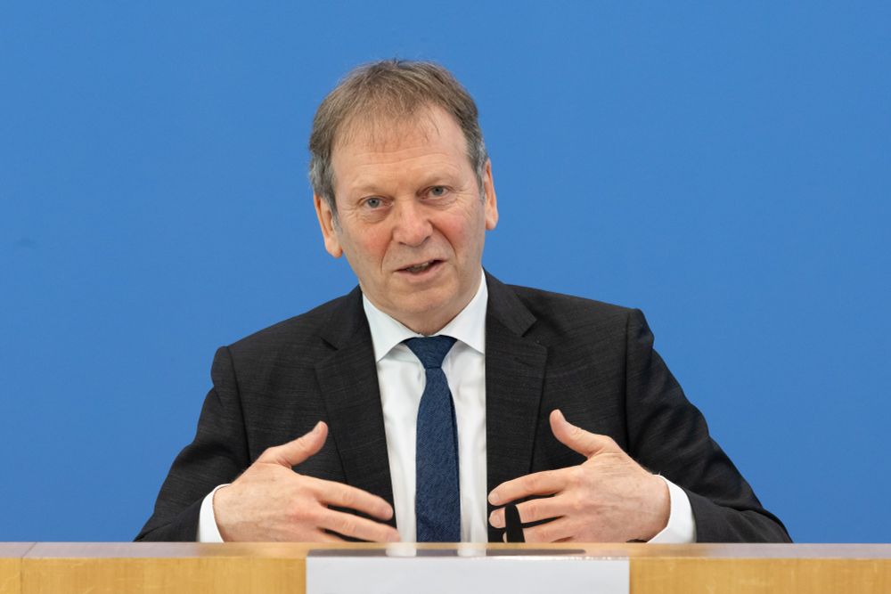 Vorsitzender der Expertenrats für Klimafragen, Hans-Martin Henning, spricht auf dem Podium der Bundespressekonferenz.