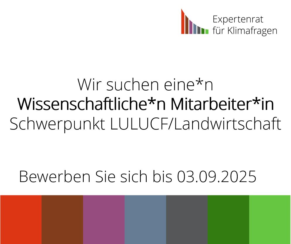 Rechts oben in der Ecke das Logo des Expertenrats, zentriert in großen Buchstaben "Wir suchen eine*n Wissenschaftliche*n Mitarbeiter*in Schwerpunkt LULUCF/Landwirtschaft - Bewerben Sie sich bis 03.09.2025", unten abschließend ein Balken in den verschiedenen Farben Rot, Braun, Lila, Blaugrau, Grau, Dunkelgrün und Grün, die für die sieben Sektoren stehen.