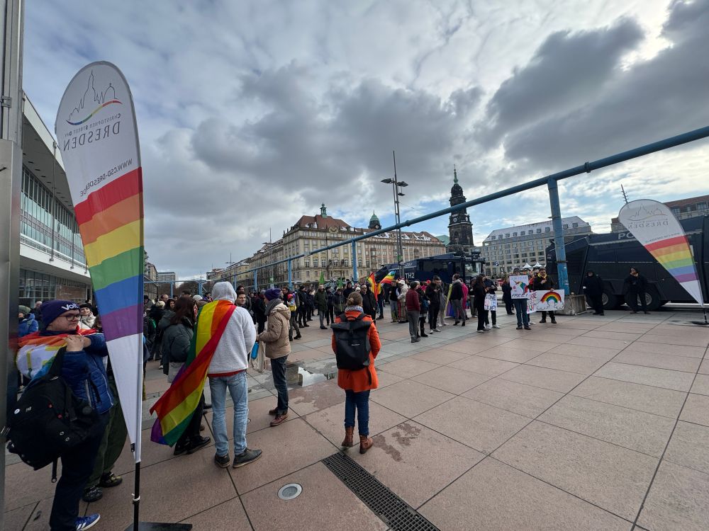 Aufnahme während der „Wähl Liebe“- Demonstration in Dresden. Links vorn eine Flagge des CSD Dresden e.V. mit Regenbogenstreifen.