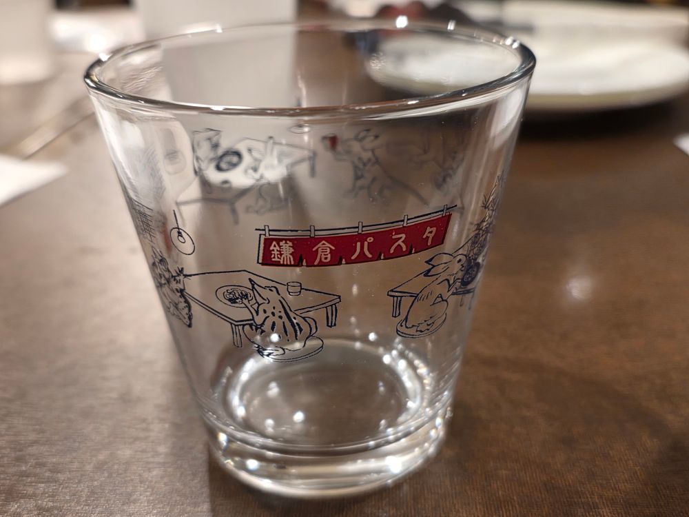 鳥獣戯画の動物たちが鎌倉パスタで食事をしている様子が描かれたグラス