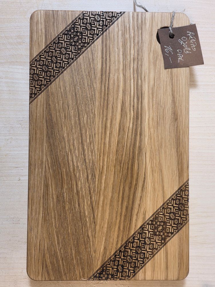 オーク材のまな板に紋様が斜めに入っている