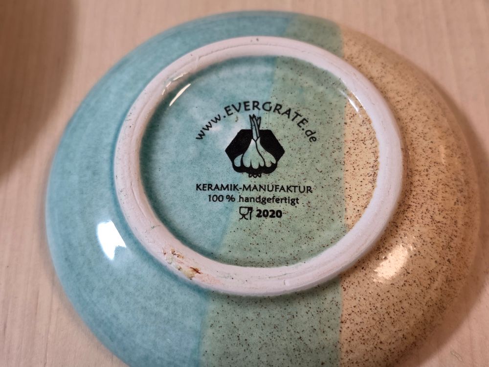 裏にはドイツのブランドのURLと、｢100%ハンドクラフト｣と記載されている