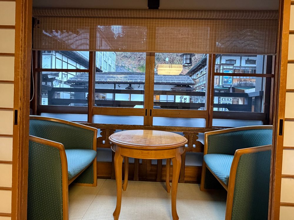 旅館の窓からみた景色