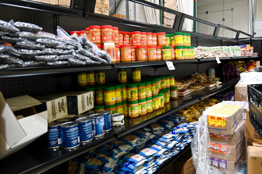 A photo of the food shelves at La Colaborativa.