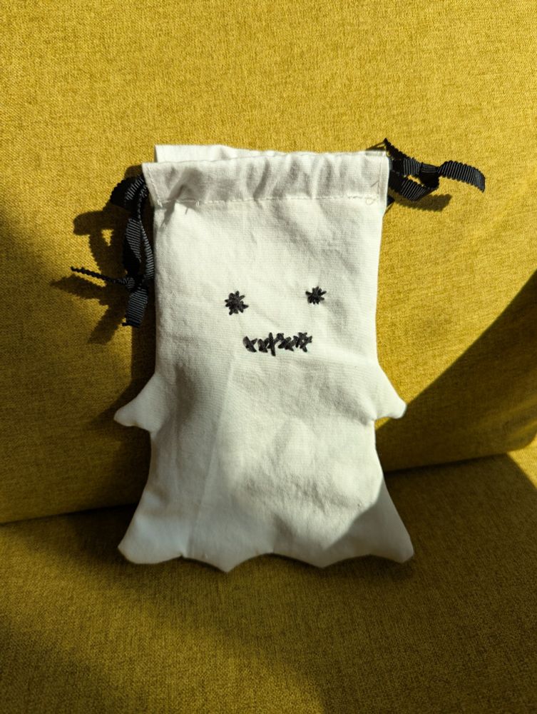 おばけの形の巾着袋。口が開いている。