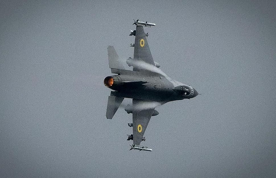 A Ukrainian F-16AM is making a tight right turn with vapor strikes coming off the wings. [Photo by Ukrainian Air Force]