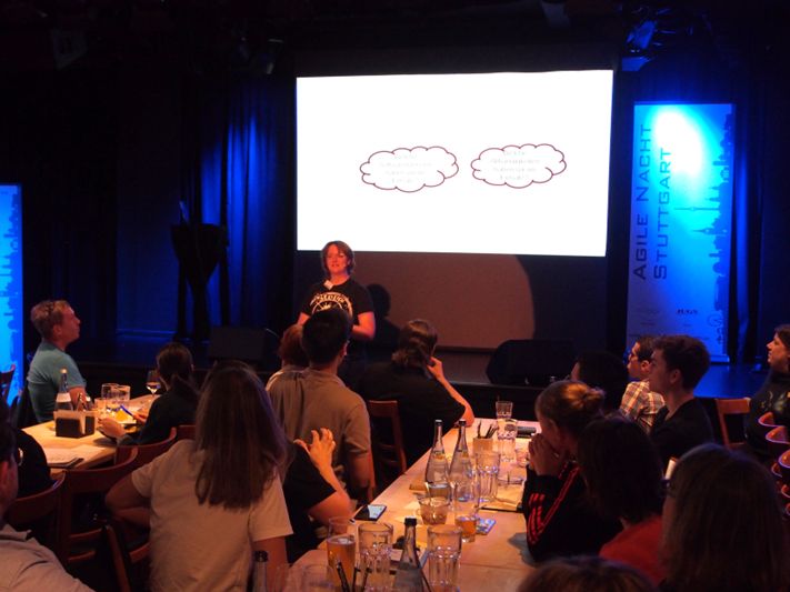 Themengast Sandra Parsick vor den Besucher*innen der Agilen Nacht Stuttgart am 8. Juli in der Rosenau