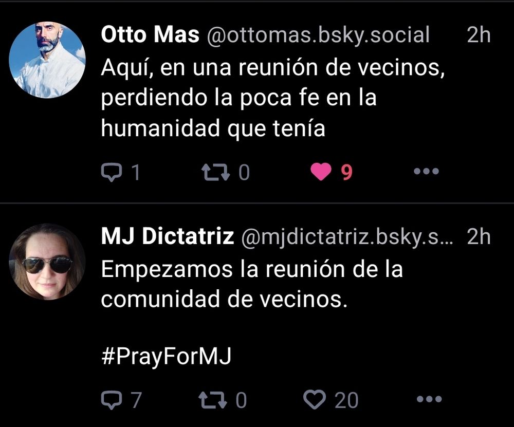 Los usuarios @ottomas y @mjdictatriz postean a la misma vez que están en una reunión de vecinos