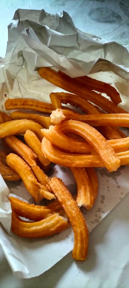 Churros sobre un papel de estraza