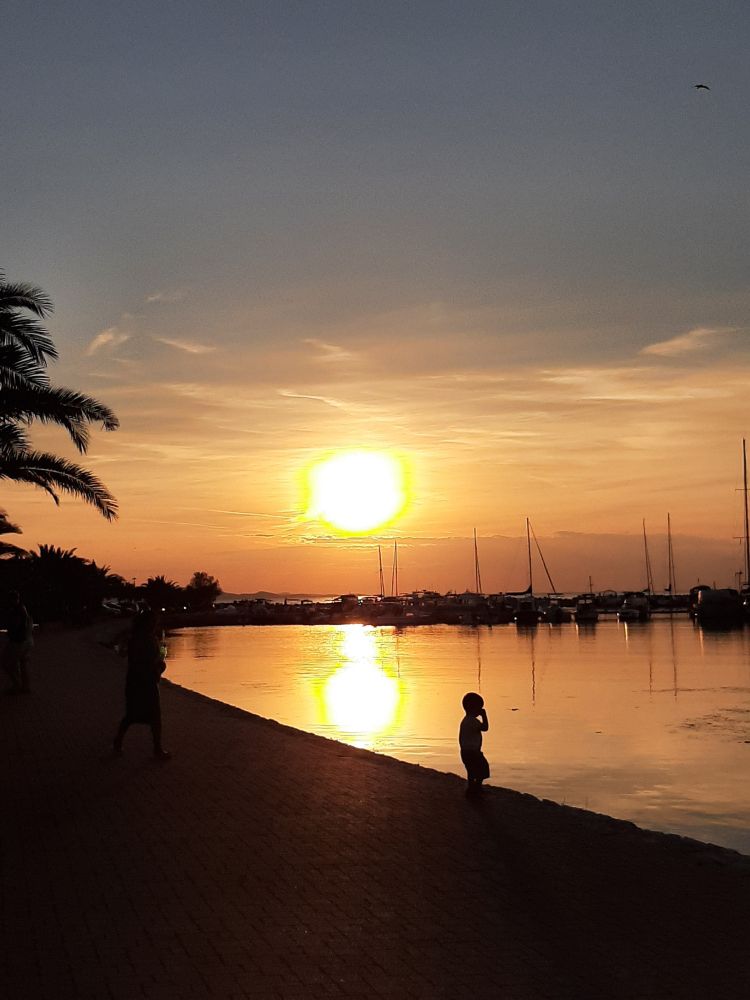 Untergang der Sonne an der Uferpromenade in Bibinje, Kroatien - letztes Jahr im Sommer.
