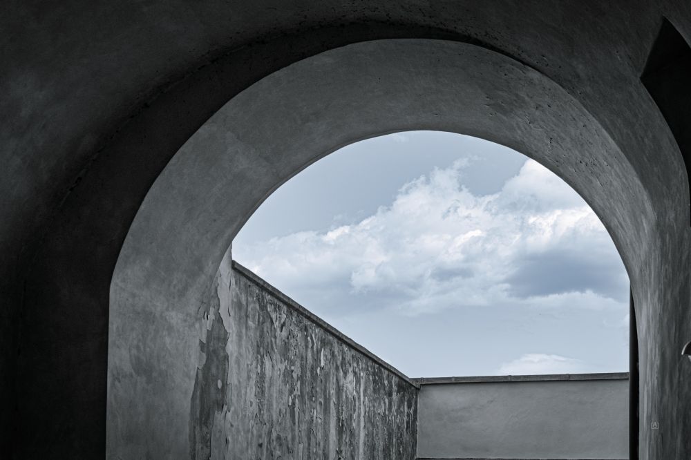 👁️ A stone arch with the sky visible beyond 
📍 Prague Castle
📅 9 Jun 2025
📸 Nikon D5600
⚪️ Nikkor DX 35 mm ƒ1.8G
🎞️ ISO 100, ƒ4.5, -0.7 ev, 1/800s