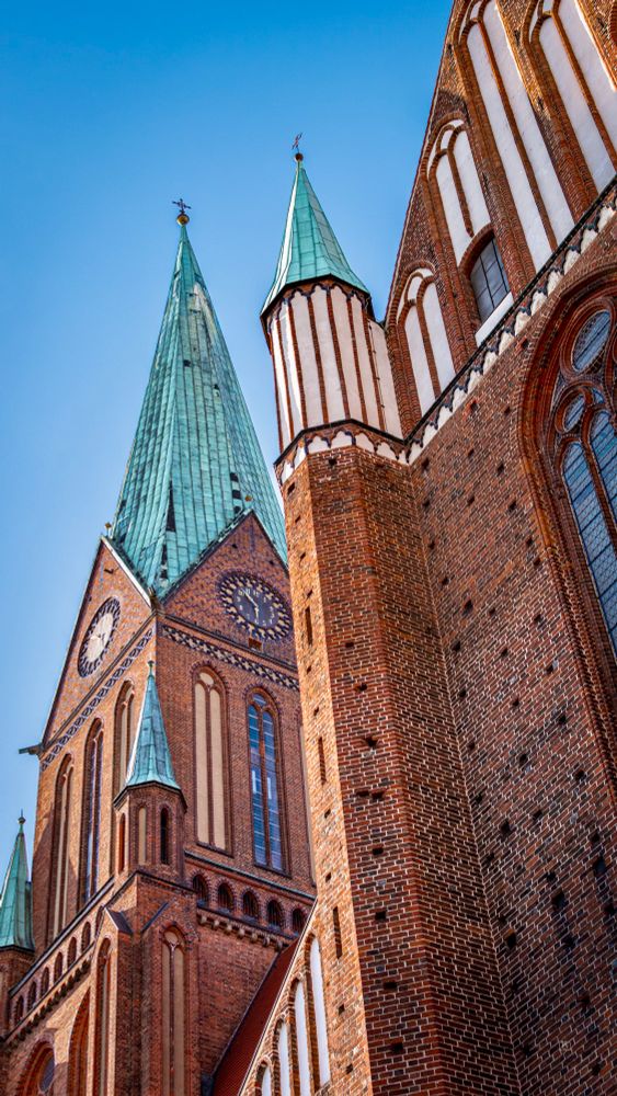 👁️ A late medieval red brick Gothic church clock tower topped with copper
📍 Schwerin Cathedral of St. Mary
📅 20 Aug 2025
📸 Nikon D5600
⚪️ Nikkor DX 35 mm ƒ1.8G
🎞️ ISO 250, ƒ5.6, -0.7 ev, 1/800s
