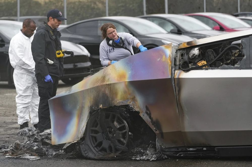 https://apnews.com/article/tesla-cybertruck-fire-seattle-7cd720096694b8455684db31159ed666
