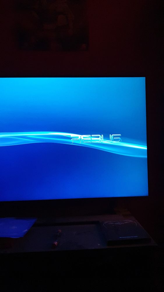 PlayStation 3 slim affichant REBUG sur son écran de démarrage, en lieu et place de PS3