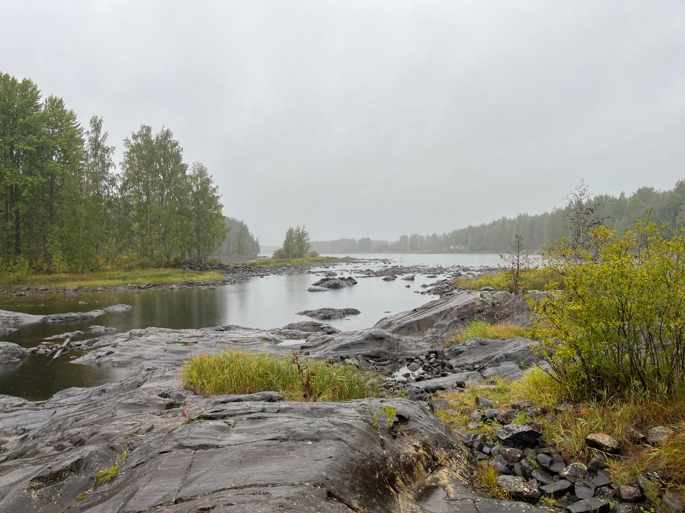 Jokiuoma melkein kuivana, näkyy kiviä ja kalliota siinä missä ennen virtasi vesi.
