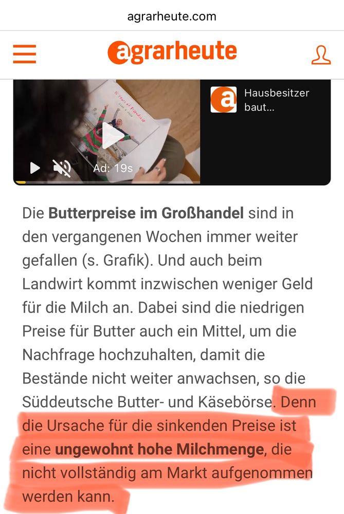 Die Butterpreise im Großhandel sind in den vergangenen Wochen immer weiter gefallen (s. Grafik). Und auch beim Landwirt kommt inzwischen weniger Geld für die Milch an. Dabei sind die niedrigen Preise für Butter auch ein Mittel, um die Nachfrage hochzuhalten, damit die Bestände nicht weiter anwachsen, so die Süddeutsche Butter- und Käsebörse. Denn die Ursache für die sinkenden Preise ist eine ungewohnt hohe Milchmenge, die nicht vollständig am Markt aufgenommen werden kann.

https://www.agrarheute.com/markt/milch/butterpreise-talfahrt-butterpreise-so-deutlich-fallen-637908