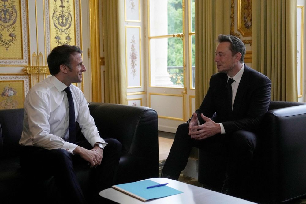 Photo d'une rencontre Macron - Musk.
Musk est à droite.
Encore plus à droite que Macron qui est déjà d'extrême droite... c'est pour dire...