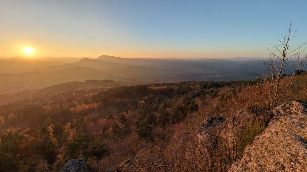 Super paysage de Haute-Loire au coucher de soleil avec des couleurs d'automne
