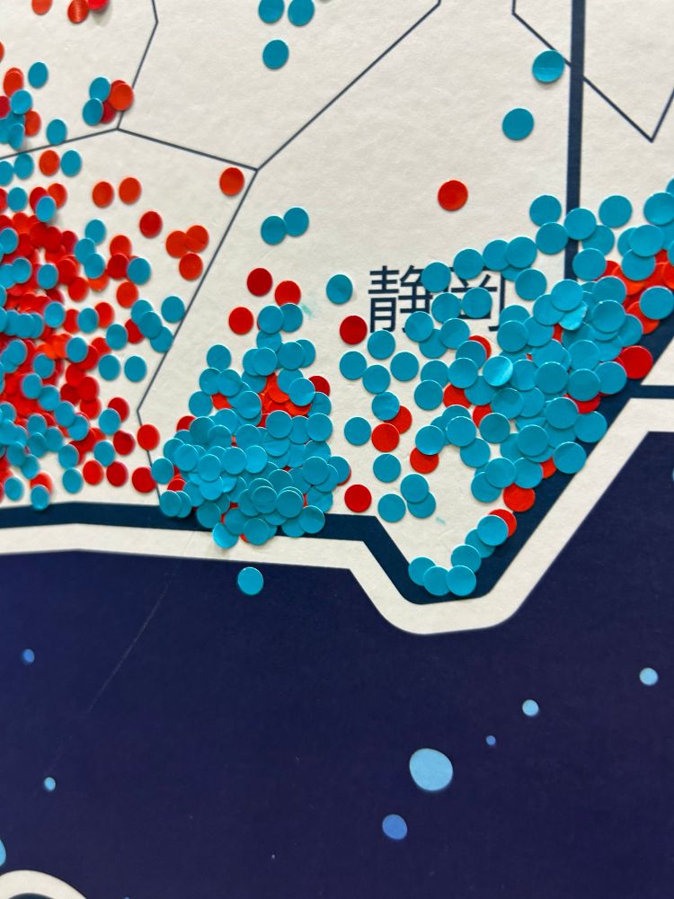 マジカルミライ2025東京企画展の何処から来た？マップ。
浜松を拡大した図。
浜松にシールが大量に重ね貼りされている。