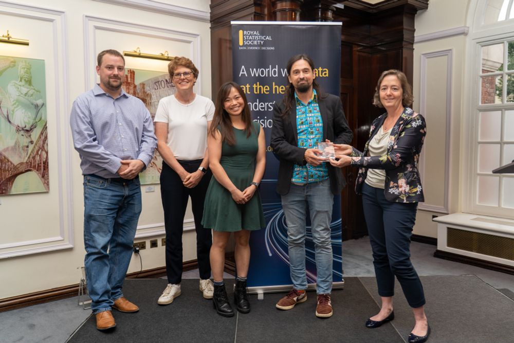 Sarah Cumbers (RSS) presents the Florence Nightingale Award for Excellence in Health and Care Analytics to Strategy Unit members Tom Jemmet, Jac Grout, YiWen Hon and Chris Beeley