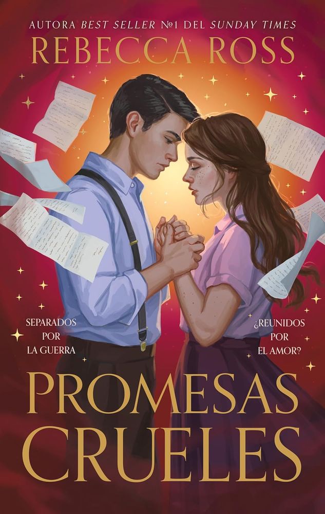 Portada del libro Promesas crueles de Rebecca Ross, en ella se ve a una pareja de perfil entrelazando sus manos en medio, el chico a la izquierda tiene el pelo negro y corto y lleva camisa con tirantes, la chica a la derecha tiene el pelo castaño ondulado y su cara tiene pecas, lleva una falda y una camisa, alrededor de ellos hay un montón de paginas de tipo epistolar. 