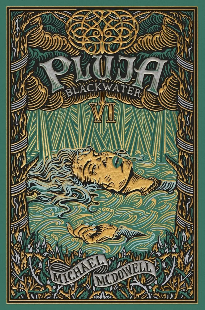 Portada del llibre Pluja de Michael McDowell, en ella es veus el cap i una mà d'una dona flotant cap per amunt d'unes aigües que l'arroseguen, l'escena rodejada d'uns marcs que son troncs d'arbres i baix brossa i espines.