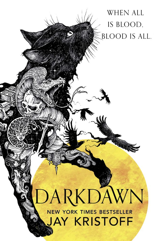 Portada del libro Albaoscura de Jay Kristoff, en ella vemos medio gato negro salpicado de estrellas en su interior y también conteniendo dentro de su negrura diversos objetos y criaturas como una serpiente, una calavera, un estilete, una mascara con forma de luna creciente, libros, velas, pergaminos y de su propia esencia de la negrura salen varios cuervos sobrevolando. Entre sus patas hay un gran circulo amarillo.
