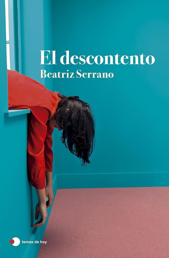 Portada del libro El descontento de Beatriz Serrano, en ella vemos una habitación color turquesa y de la ventana la atraviesa medio cuerpo de una mujer que se sienta hastiada sin energía, dejándose caer muerta con los brazos colgando hacia el suelo y la cabeza también, lleva una llamativa chaqueta roja.