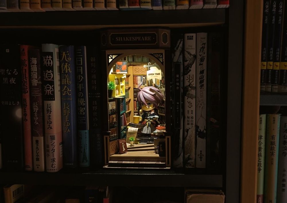 写真　本棚のミニチュアやや引きアングル。本屋の中にねんどろいど(刀剣乱舞の歌仙兼定)がいる