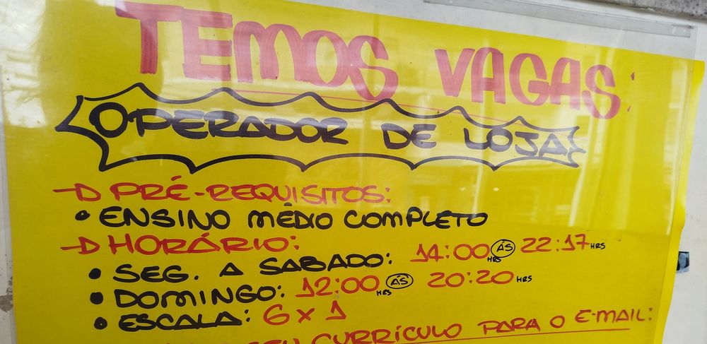 Cartaz amarelo escrito:
Temos Vagas, operador de loja
Pré requisitos:
Ensino médio completo
Horário:
Seg a Sab: Das 14 as 22:17
Domingo: 12 as 20:20
Escala: 6x1